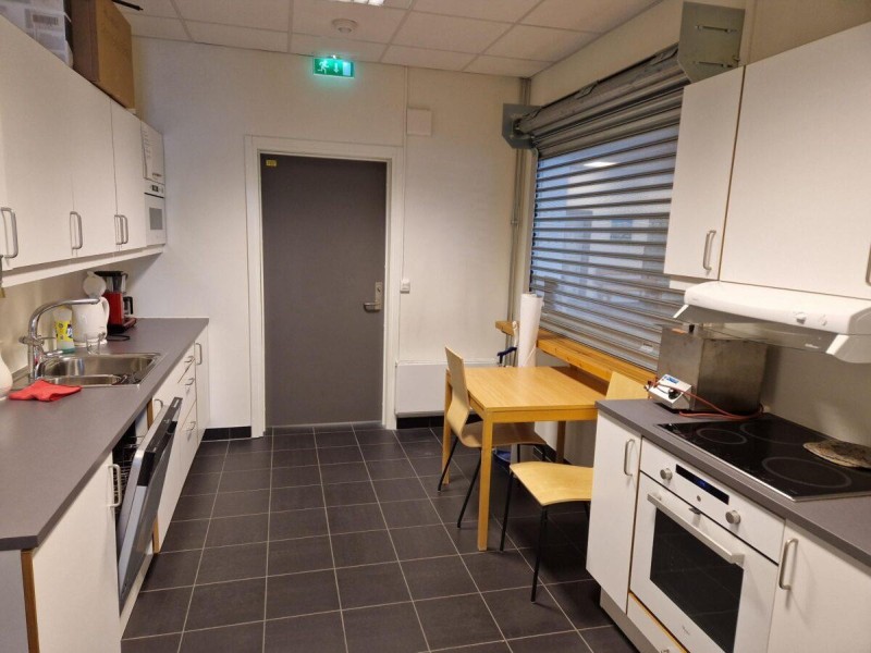 kjøkken med komfyr og oppvaskmaskin