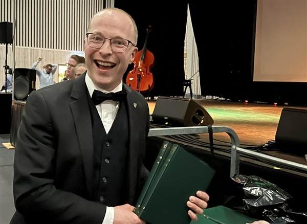Os-ordfører Ivar Midtdal deler ut gratis bygdebøker til alle. 